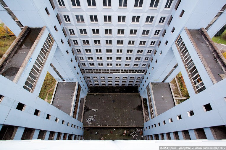 В Калининграде погиб 19-летний студент, упав с крыши Дома Советов