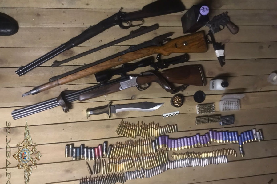 На чердаке у калининградца обнаружен схрон оружия, пороха и патронов различных калибров