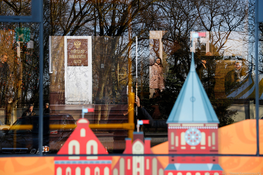 Верхом на трёхглазой змее: на калининградские автобусы нанесли символику ЧМ