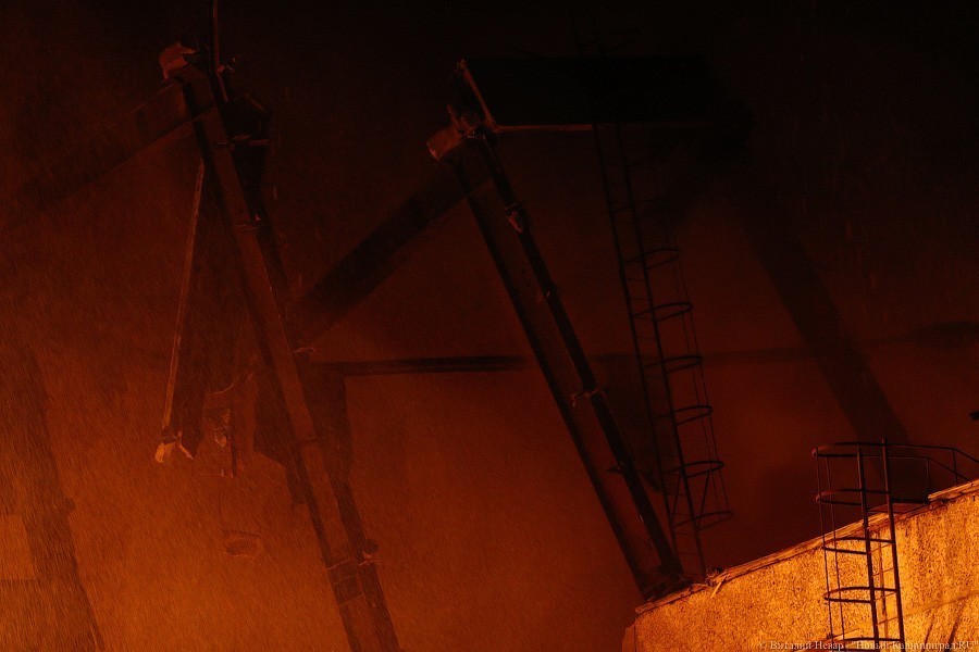 «Цепрусс» в огне: в Калининграде горело заброшенное здание завода (фото)