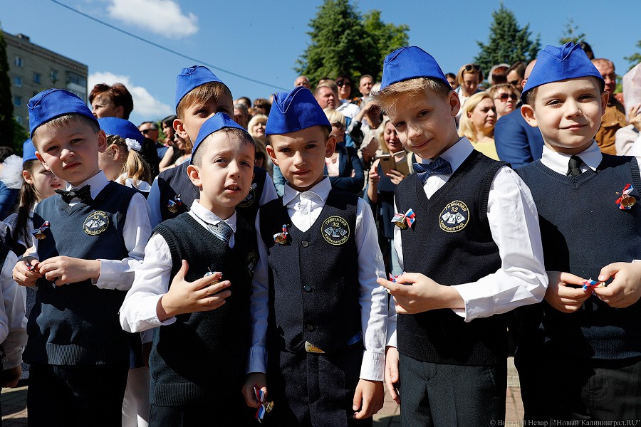Майский вальс и слёзы: в школах Калининграда прозвенел последний звонок (фото)