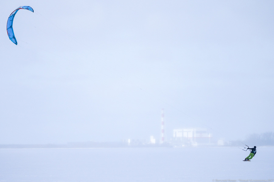 Сноукайтеры вышли на Калининградский залив. Посмотрите, как это красиво