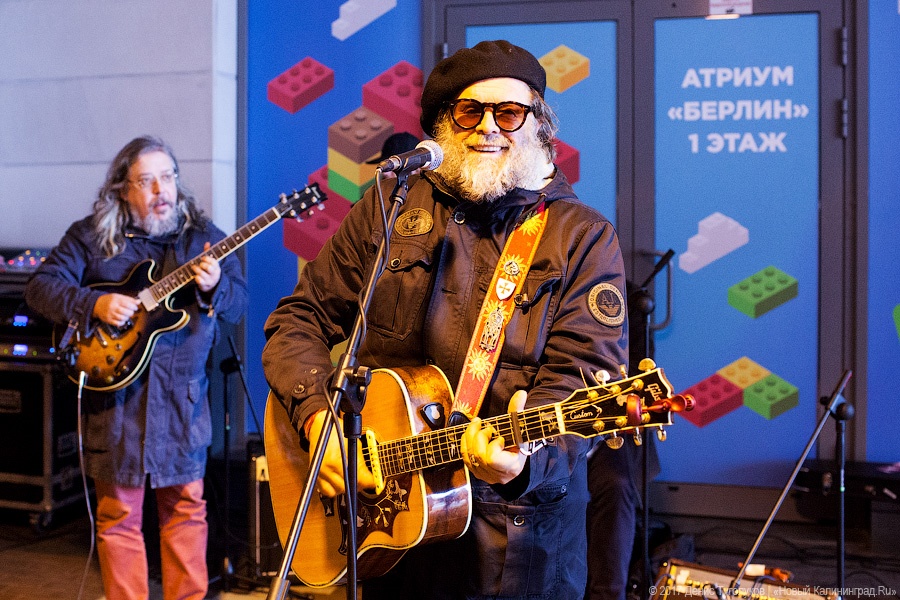 Стучаться в двери травы: Борис Гребенщиков спел для калининградцев на улице