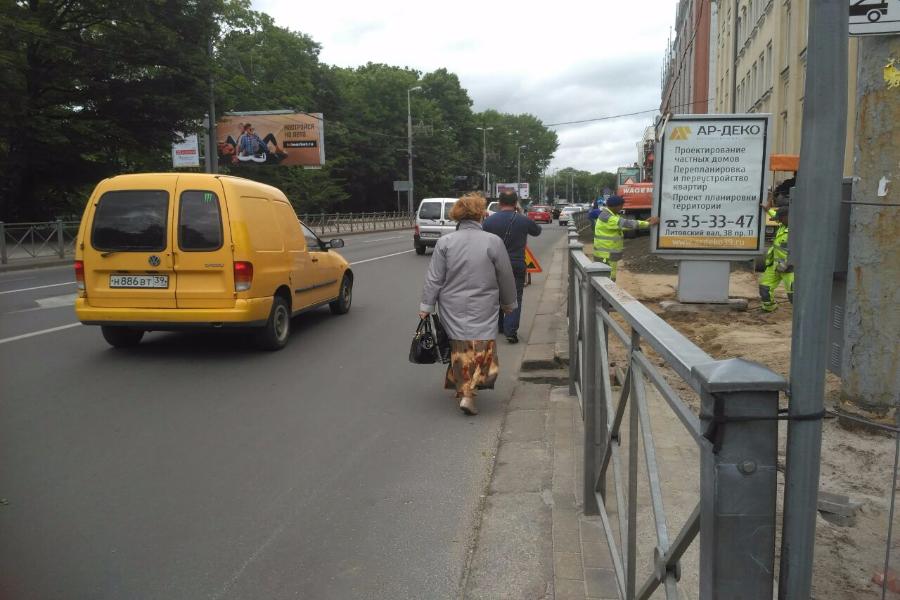 Из-за ремонта тротуара на Гвардейском пр-те пешеходы вынуждены идти по проезжей части 