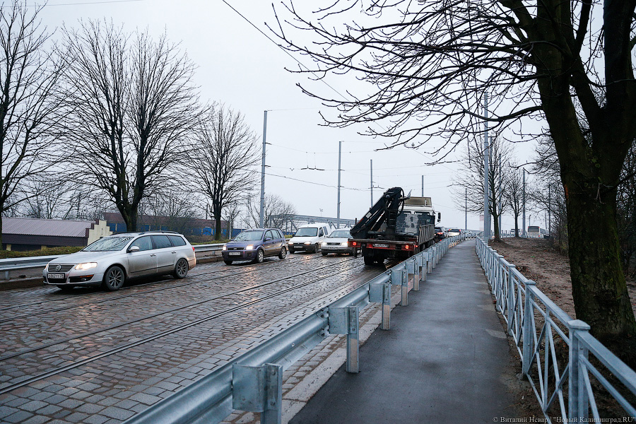 На Суворова без перемен: как «едет» мост через неделю после открытия 