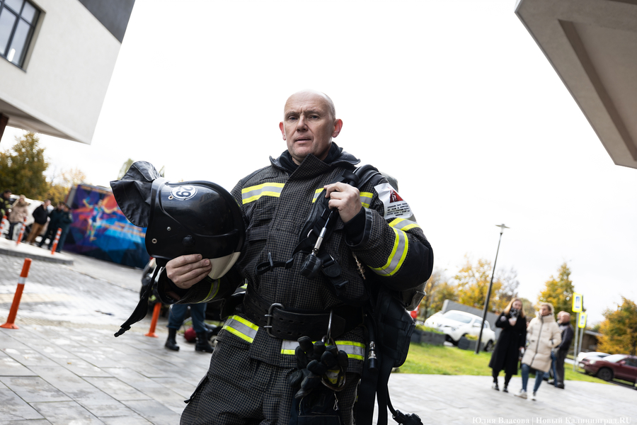 За три минуты на 25-й этаж: у пожарных прошли соревнование по скоростному подъёму (фото)