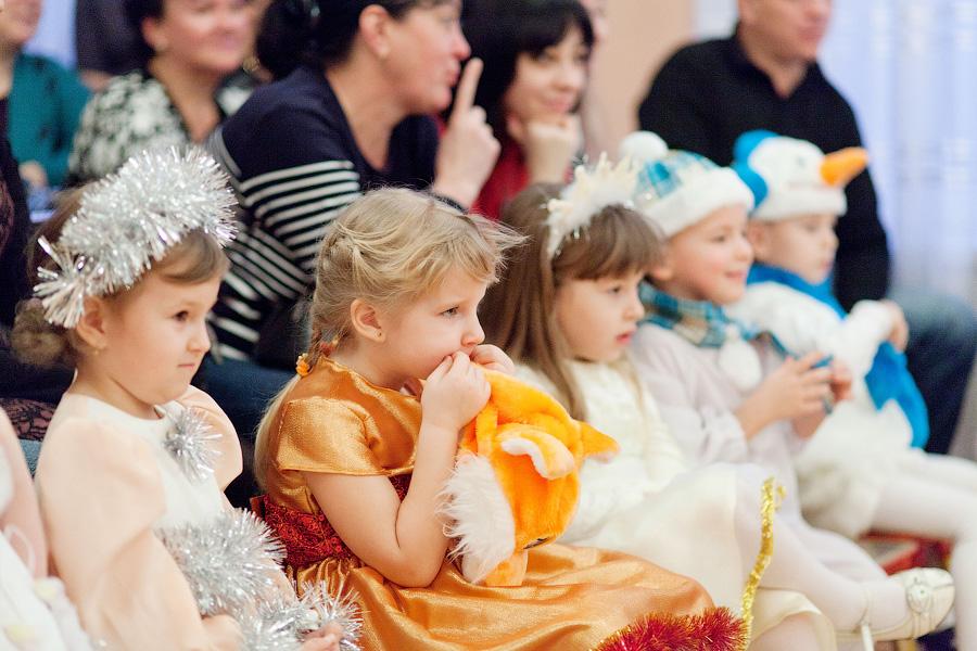 “Обычная сказка”: фоторепортаж с новогоднего утренника в детском саду