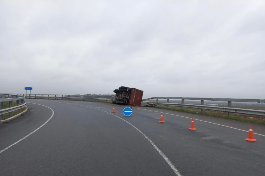 Под Гурьевском грузовик опрокинулся на отбойник - водитель попал в больницу (фото)