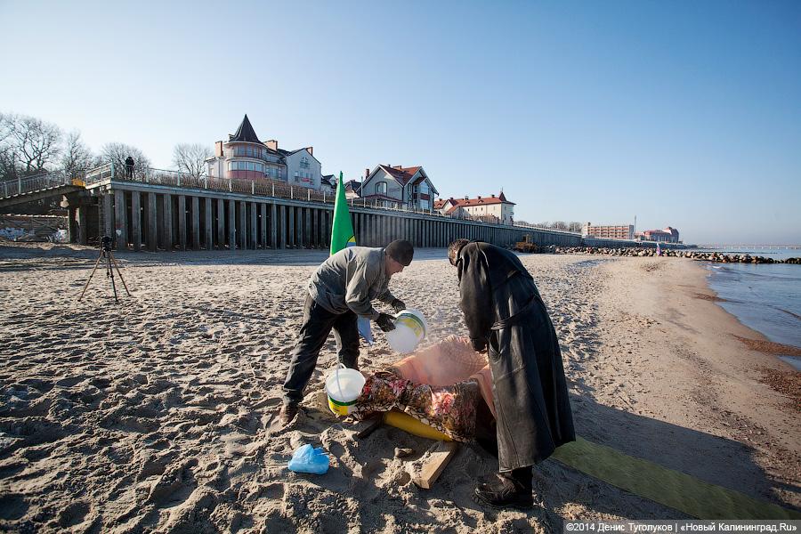 Зеленоградец поздравил женщин с 8 Марта, проплыв больше километра в ледяной воде