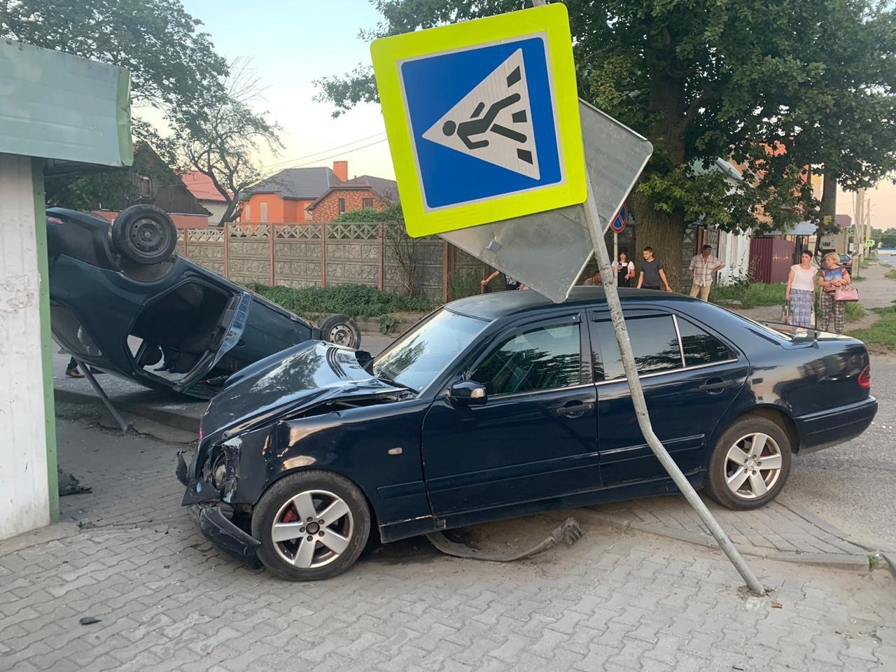 В Балтийске в результате ДТП на ул. Гоголя перевернулся автомобиль (фото)
