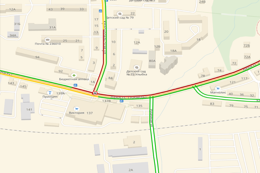 В Калининграде грузовик столкнулся с внедорожником и выехал на тротуар (фото)