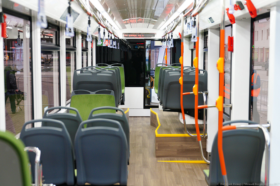 Летучий голландец: в Калининград привезли новый трамвай (фото)