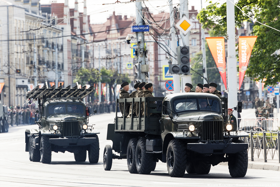 Под Знаменем Победы: в центре Калининграда прошел военный парад (фото)