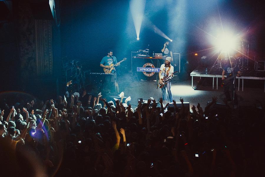«Если бы я был Земфирой»: на «Вагонке» прошёл аншлаговый концерт Noize MC