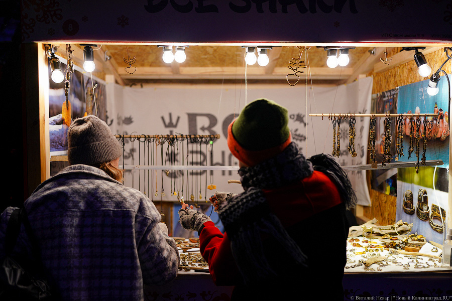 Девочки, записываемся на ободочки: в Калининграде открылась новогодняя ярмарка на острове Канта (фото)