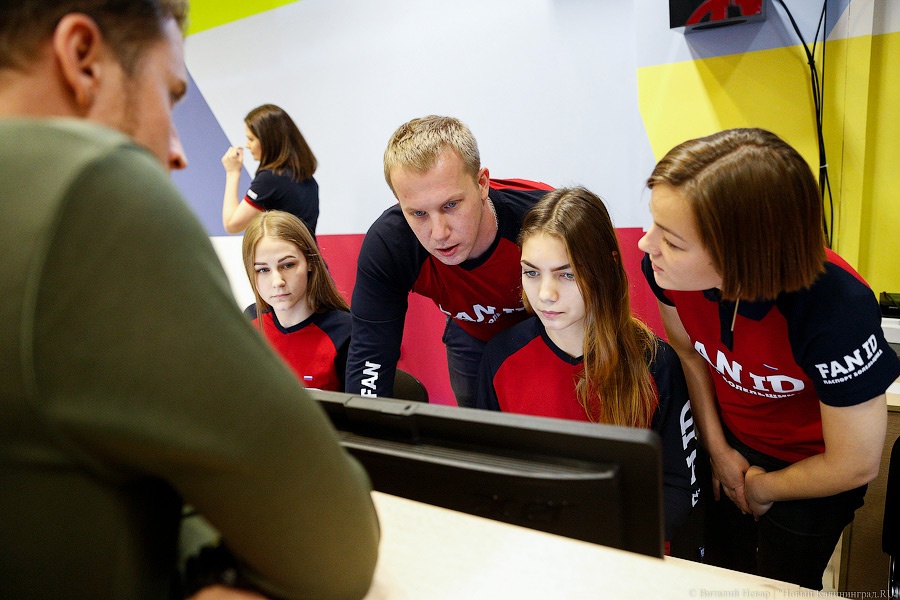 Билет в мундиаль: как в Калининграде паспорта болельщикам вручали