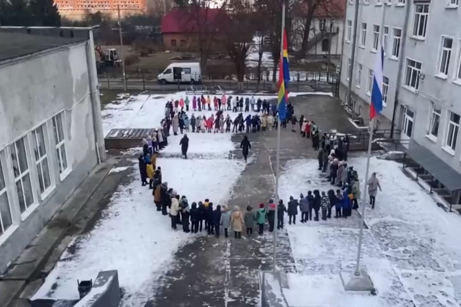 Школьников в Багратионовске выстроили в живую восьмерку (видео)