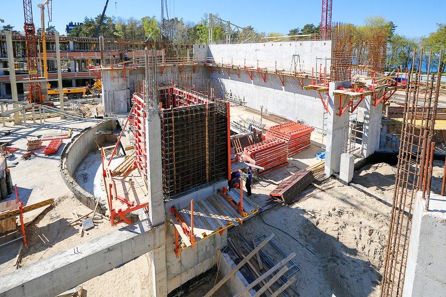 Далеко ли до Юрмалы: как губернатор Николай Цуканов стройплощадку Театра эстрады навещал