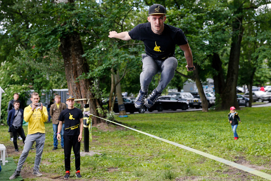 Воспитание улицей: как в Калининграде открывали площадку для воркаута