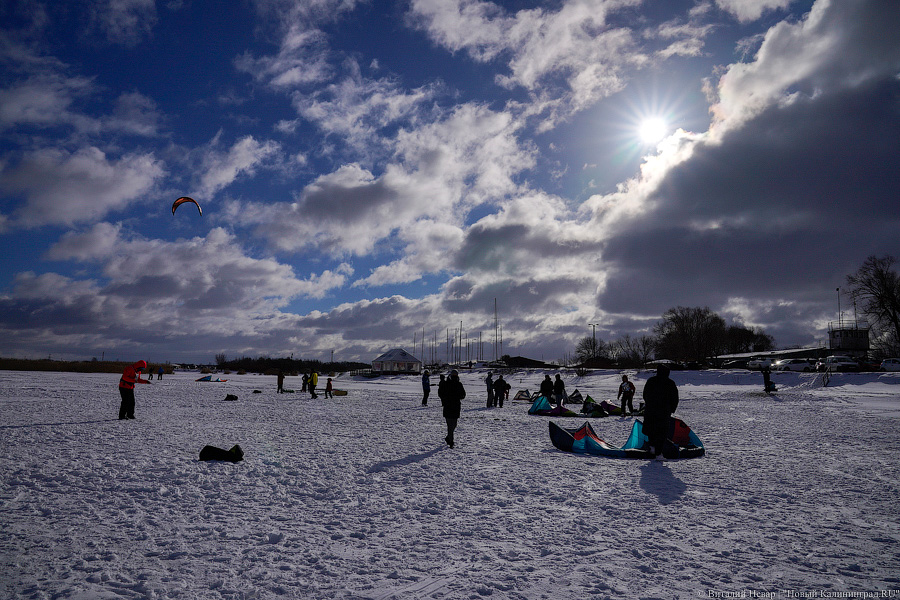 Сноукайтеры вышли на Калининградский залив. Посмотрите, как это красиво