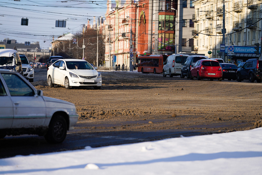 «Насладиться» зимой: во что превратились дороги в Калининграде после снегопада (фото)