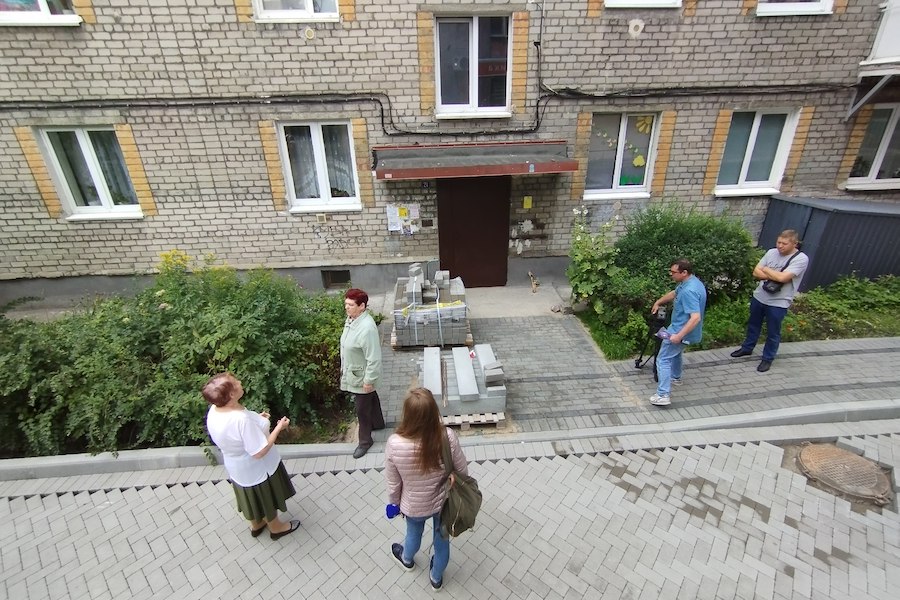 Калининградская пенсионерка не дала строить тротуар под окнами, чтобы спасти сирень (фото)