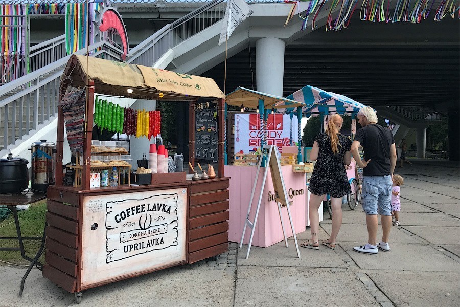 На острове Канта проходит городской пикник. Рассказываем, что успели попробовать