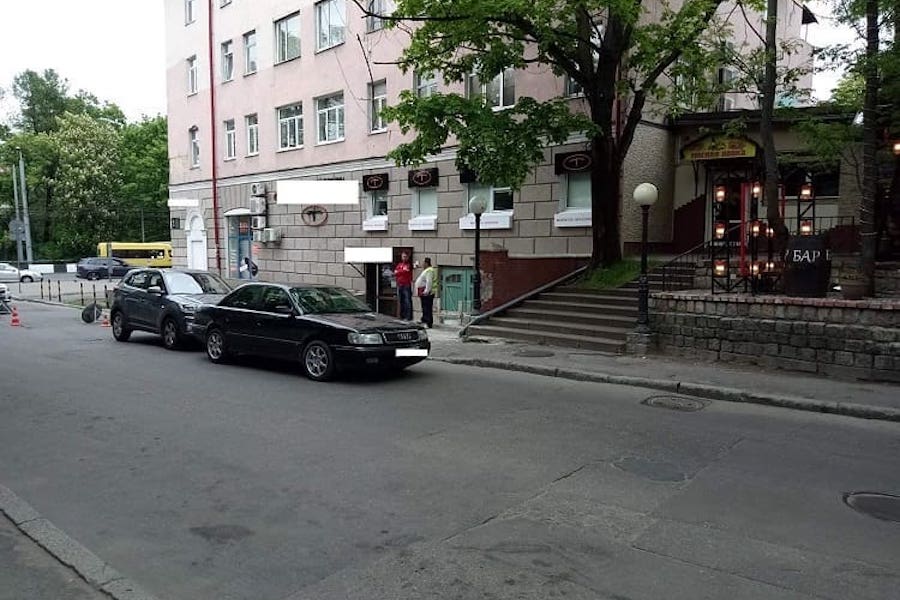 «Хёндэ» врезалась в остановившуюся «Ауди», пострадал пассажир (фото)