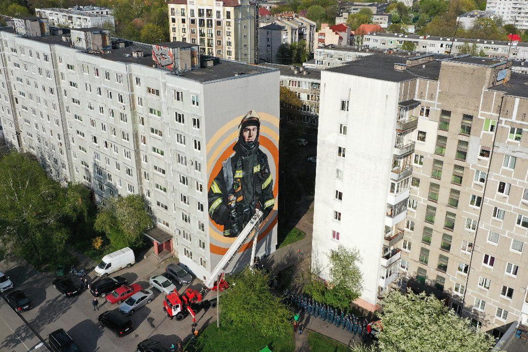 В Калининграде появился мурал с пожарным на жилом доме по ул. Гайдара (фото)