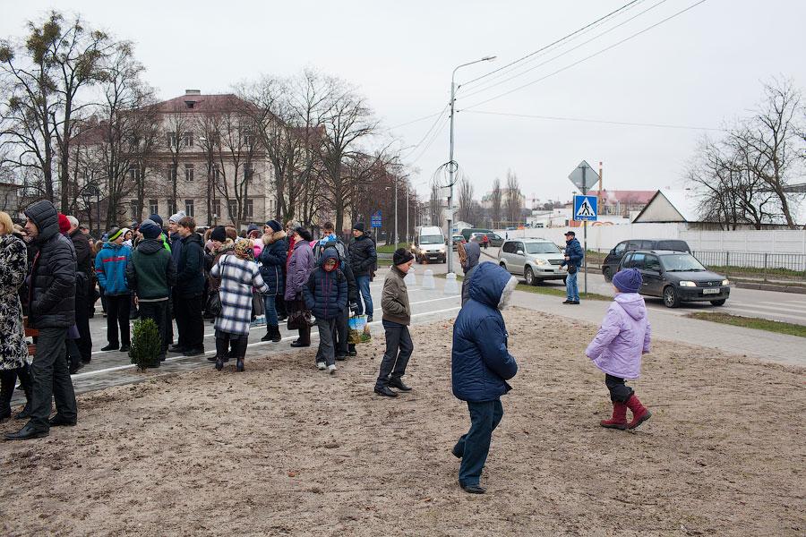 На ветру: как прошло торжественное открытие наполовину готового сквера