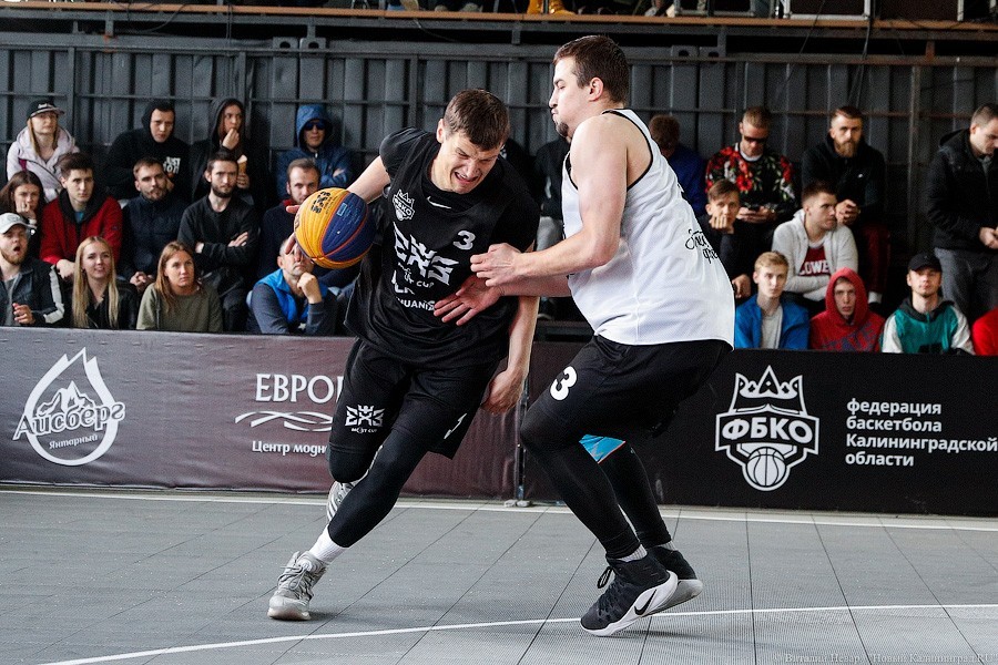 Слэмданк под мостом: в Калининграде прошел статусный турнир по стритболу (фото)