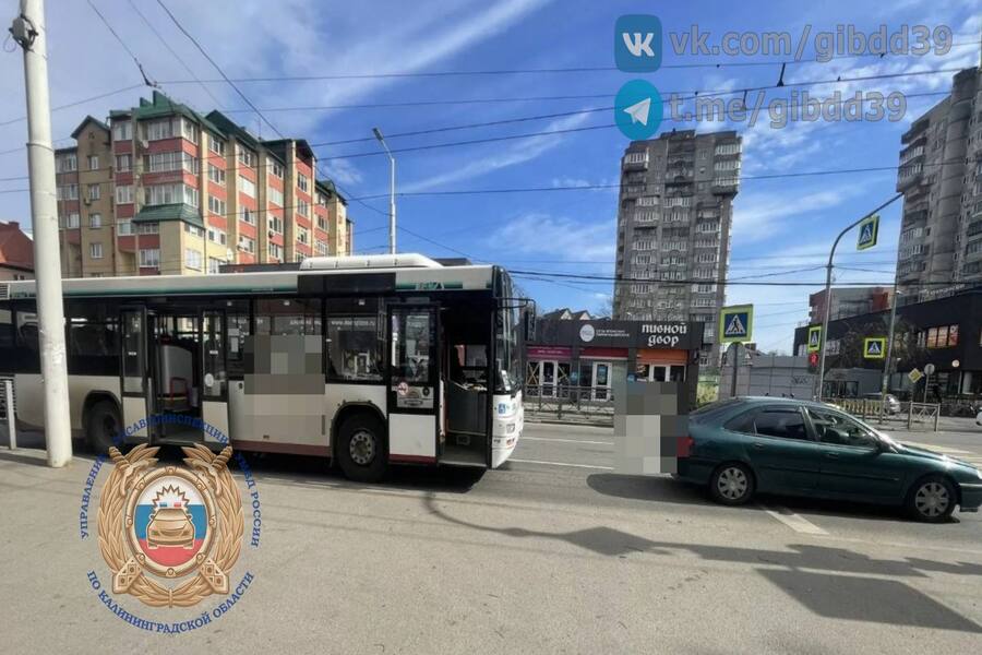 В Калининграде столкнулись автомобиль и автобус, пострадал пассажир