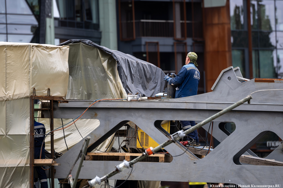 От «Юности» до Канта: в Калининграде монтируют арочный пролёт Философского моста (фото)