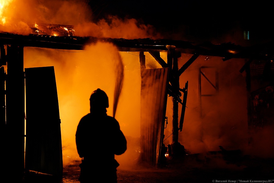 Ночью в центре Черняховска загорелось здание