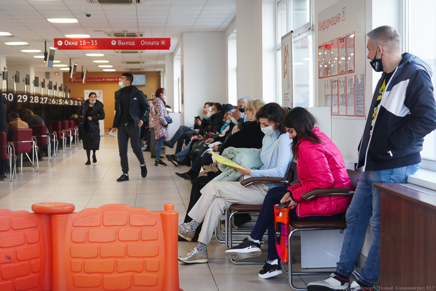 Вне зоны ковид-фри: что происходит в МФЦ на площади Победы после новых ограничений