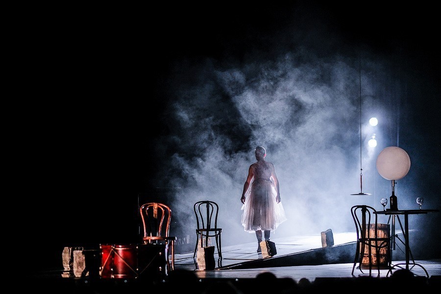 Спектакль «Барабаны в ночи» (реж. Юрий Бутусов). Фото — Виталий Невар, «Новый Калининград»