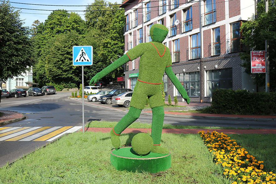 В Светлогорске установили скульптуру футболиста из травы (фото)