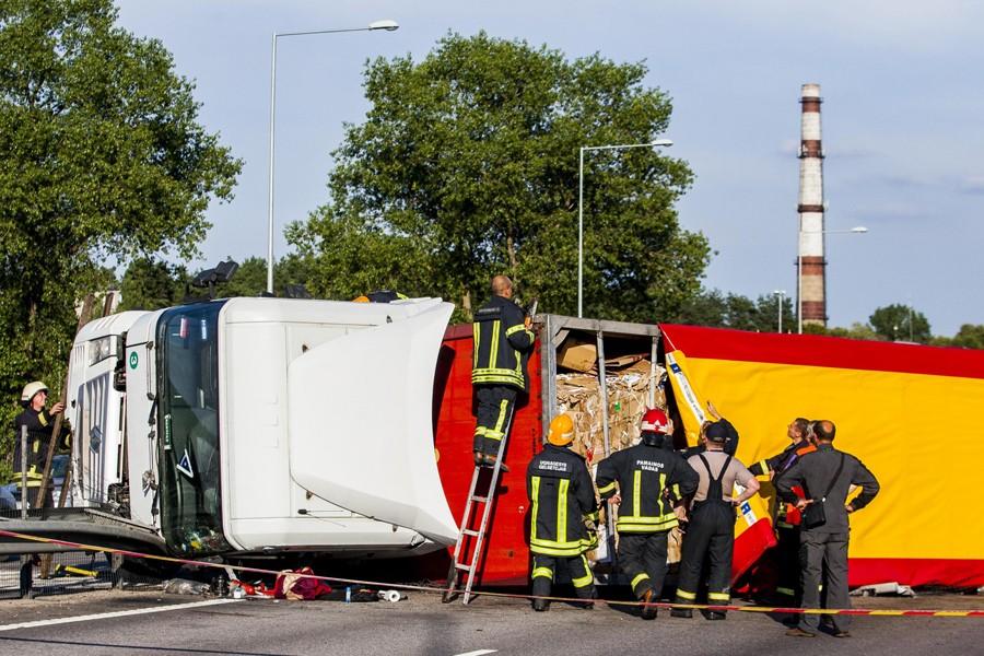 В Литве перевернулся калининградский грузовик с макулатурой (фото)