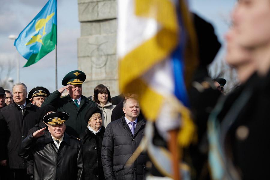 «И снова победа»: возложение венков и цветов на мемориале 1200 воинам-гвардейцам 