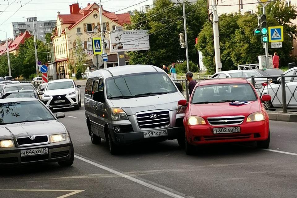 На Горького столкнулись два авто, собирается пробка