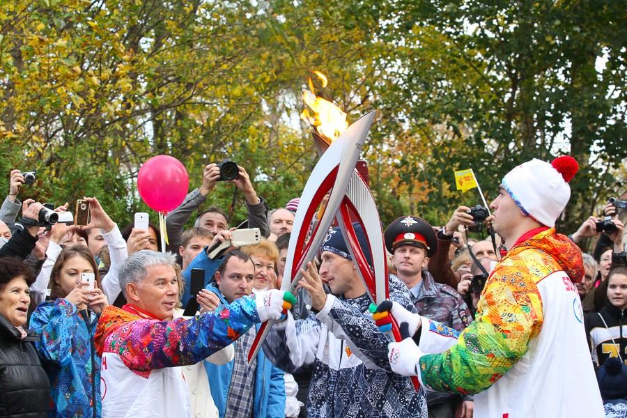 «Огоньку не найдется?»: Светлогорск встретил олимпийскую эстафету