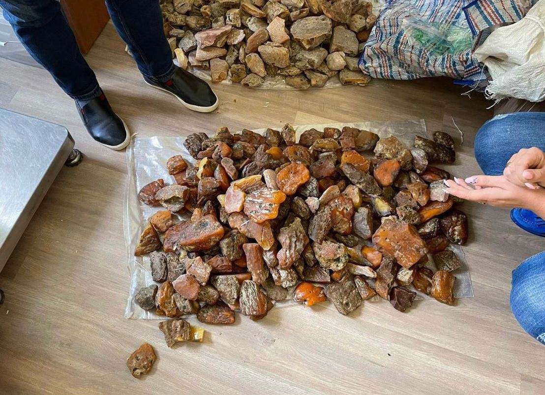 Сотрудники УФСБ задержали жительницу области с янтарём на 3,8 млн рублей