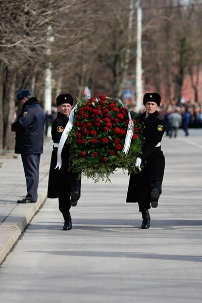 «И снова победа»: возложение венков и цветов на мемориале 1200 воинам-гвардейцам 