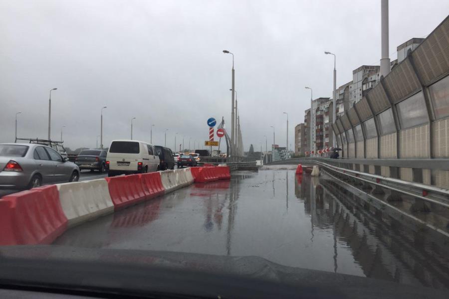 Калининградцы снова самовольно открыли съезд со Второй эстакады на Остров (фото)