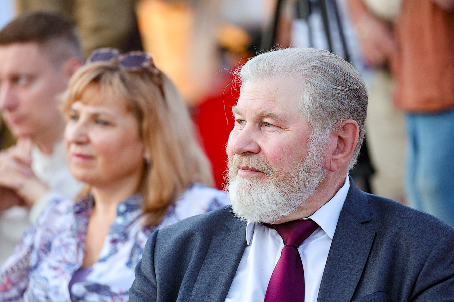 И Пётр I такой молодой: во Фридрихсбургских воротах установили скульптуру Зураба Церетели (фото)