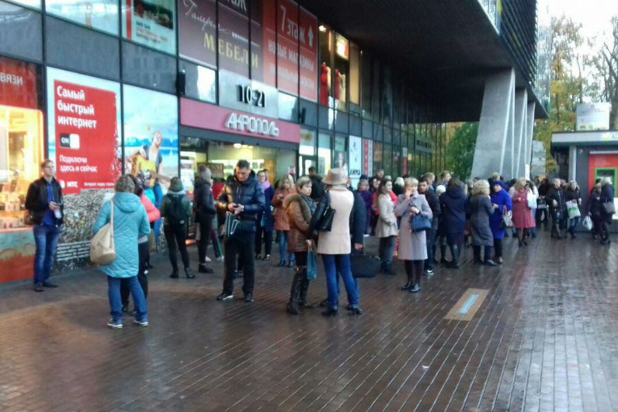 Людей также эвакуируют из ТЦ «Акрополь», «Мега-Маркет» и «Мега-Центр» (фото)