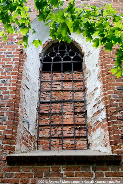 Без окон и дверей: законсервированная Кирха в Домново начала разрушаться