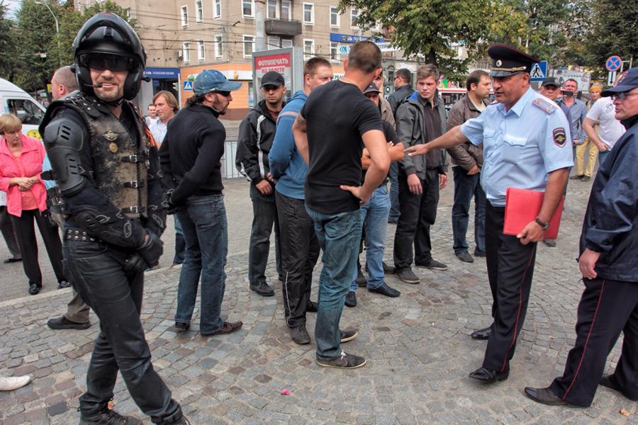 Протест протесту: на митинге против войны на Украине потасовку разнимал ОМОН