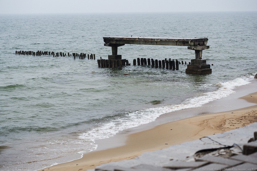 Обломки прошлого: как в Светлогорске разбирают старый променад (фото)