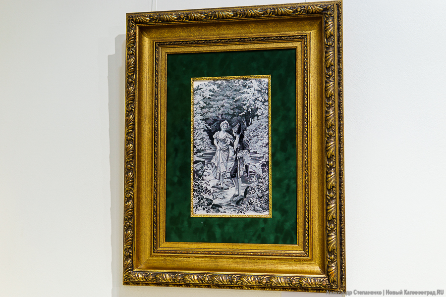 «С французским шармом»: в Калининграде открылась выставка шелковых картин (фото)